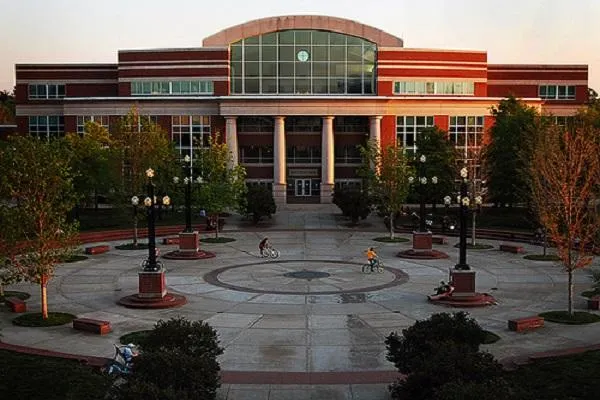 (MTSU) Freshman Guaranteed Scholarships